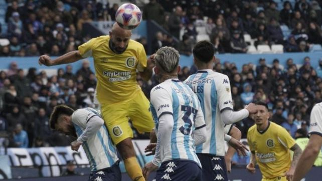 Quintana se eleva bien y cabecea el centro de Malcorra. Una buena ocasión de Central ante Racing