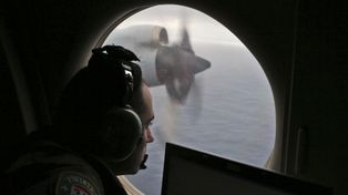 Avistan restos que podrían ser del avión malayo pero el mal tiempo dificulta el rastreo