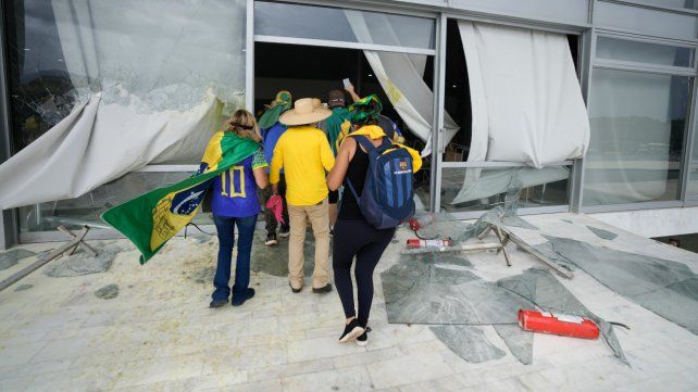 Manifestantes ingresan por la fuerza al Palacio de Planalto.
