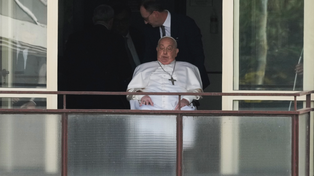 El papa Francisco saludando a los fieles