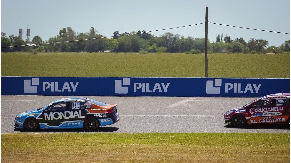 Pilay dijo presente en el Turismo Nacional y entregó el primer trofeo del año