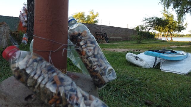 Las colillas van a las botellitas de la playa.&nbsp;