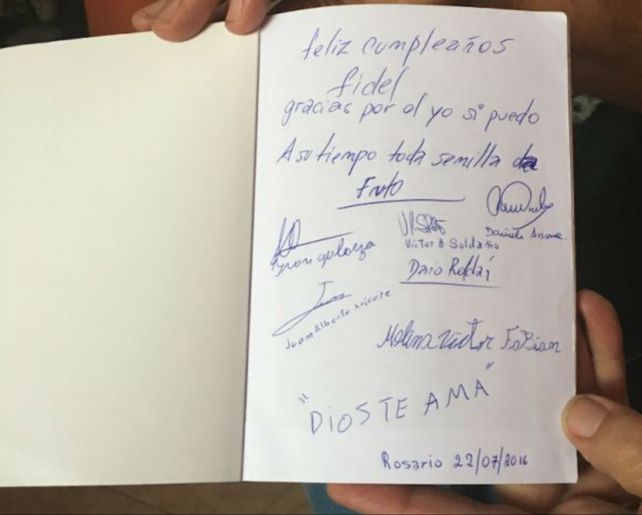 Pionero. Libro dedicado a Fidel Castro por los internos de la Unidad VI alfabetizados por el plan cubano.