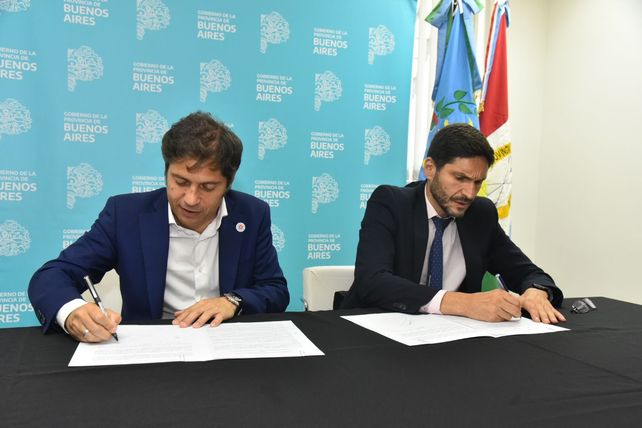 Axel Kicillof y Maximiliano Pullaro firmaron en marzo pasado