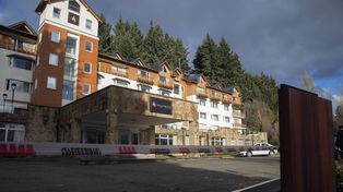 Un muerto y tres heridos tras un alud de barro que afectó a un hotel en Bariloche