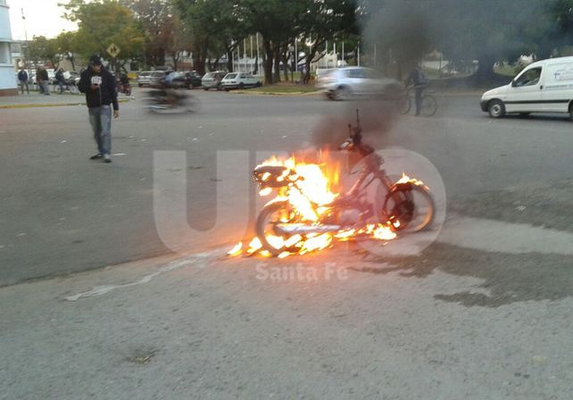 Una moto se prendió fuego por un desperfecto mecánico