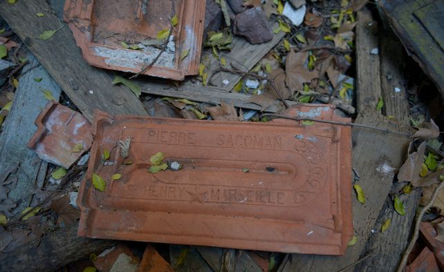 Las tejas de arcilla de la casona eran francesas