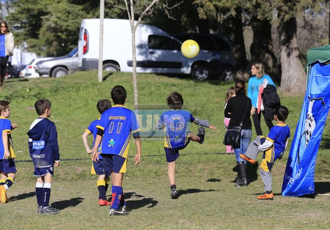 UN PICADITO AL COSTADO. Mientras esperan ser convocados dentro de la cancha