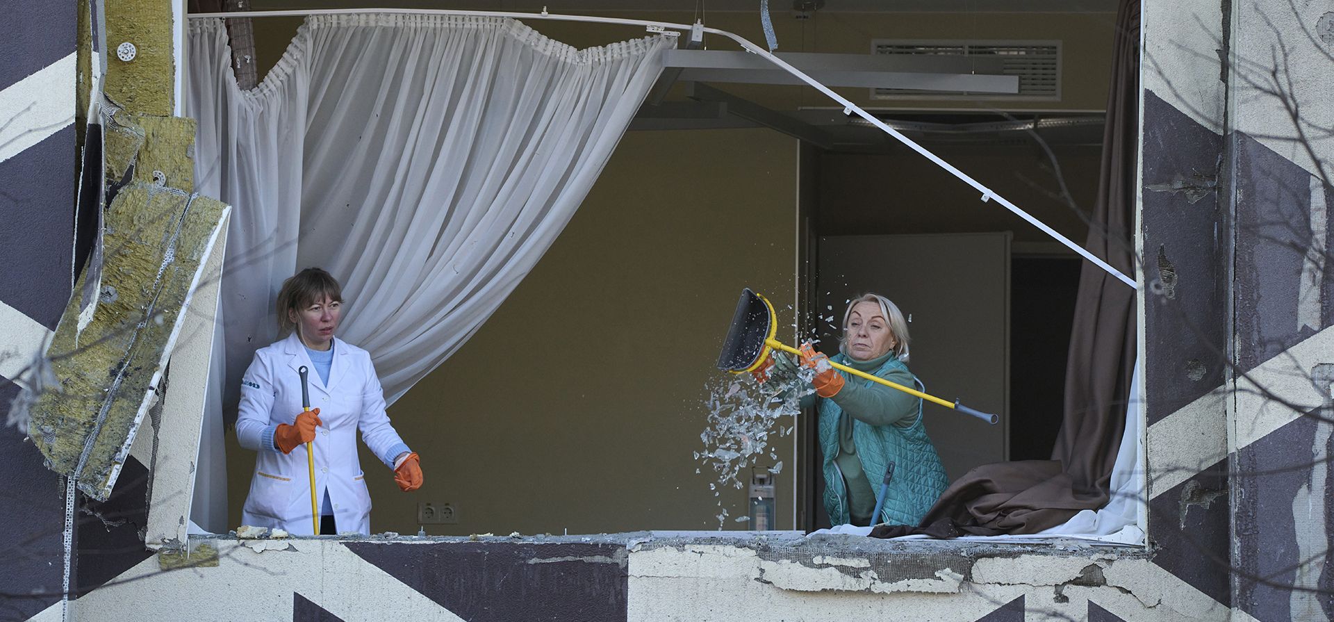 Trabajadores médicos retiran los escombros de una clínica privada dañada después de que, según funcionarios ucranianos, un dron ruso impactara una habitación de hospital y matara a un paciente, en Kiev, Ucrania, el lunes 5 de enero de 2026. (Foto AP/Efrem Lukatsky) Trabajadores médicos retiran los escombros de una clínica privada dañada después de que, según funcionarios ucranianos, un dron ruso impactara una habitación de hospital y matara a un paciente, en Kiev, Ucrania, el lunes 5 de enero de 2026. (Foto AP/Efrem Lukatsky)