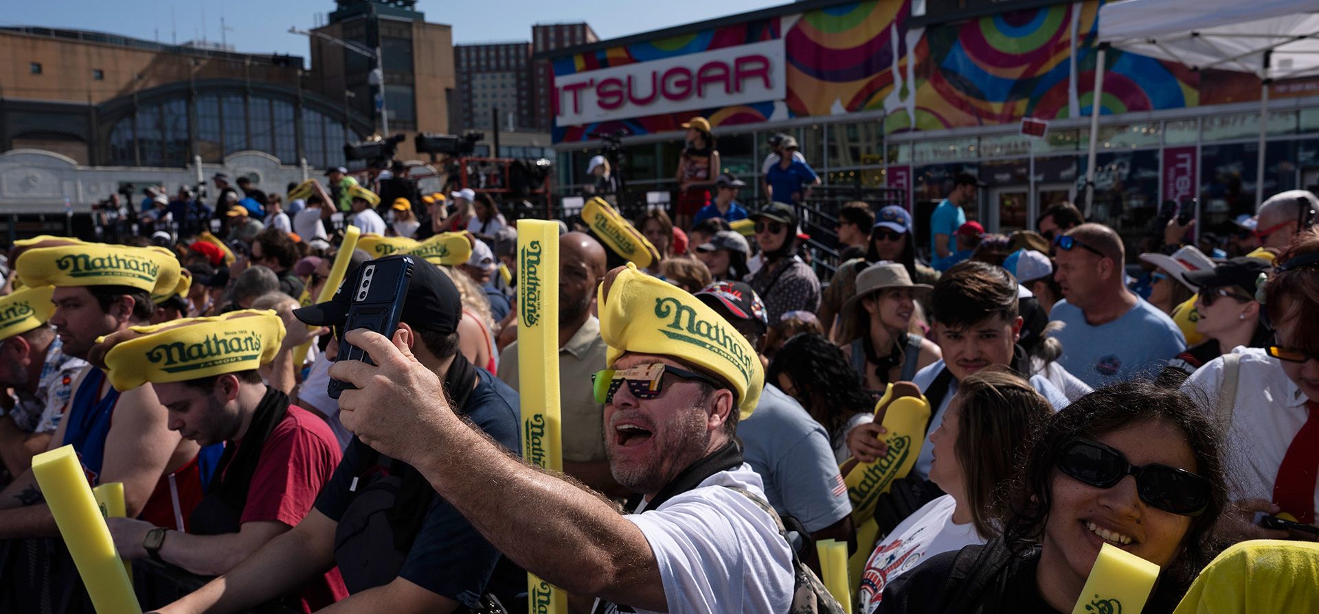 Cientos de personas esperan para el concurso de comer perritos calientes Nathan's Famous del 4 de julio de 2025 en la sección de Coney Island del distrito de Brooklyn de Nueva York, el jueves 4 de julio de 2025. (Foto AP/Yuki Iwamura) Cientos de personas esperan para el concurso de comer perritos calientes Nathan's Famous del 4 de julio de 2025 en la sección de Coney Island del distrito de Brooklyn de Nueva York, el jueves 4 de julio de 2025. (Foto AP/Yuki Iwamura)