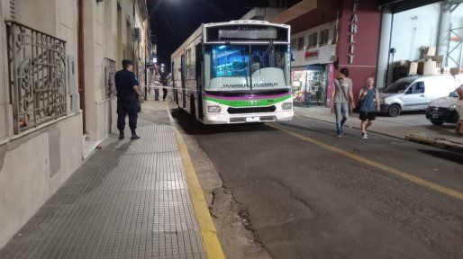 Grave accidente con un colectivo en el microcentro de Paraná: un pasajero de 77 años lucha por su vida
