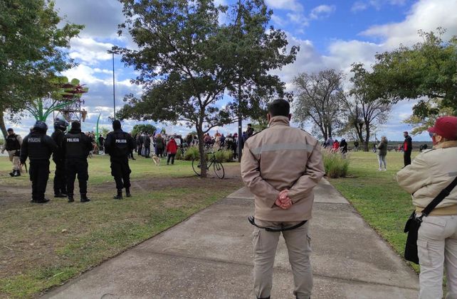 El parque de las Colectividades fue escenario de una concentración en contra de las restricciones.&nbsp;