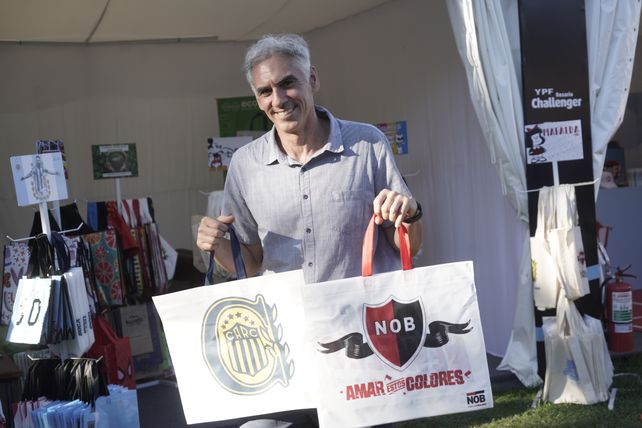 Federico Emiliani exhibiendo las bolsas de los clubes en el puesto de Ecofactory en el YPF Rosario Challenger.