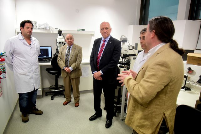 Recorrida. Bonfatti visitó el Instituto de Biología Molecular (IBR)
