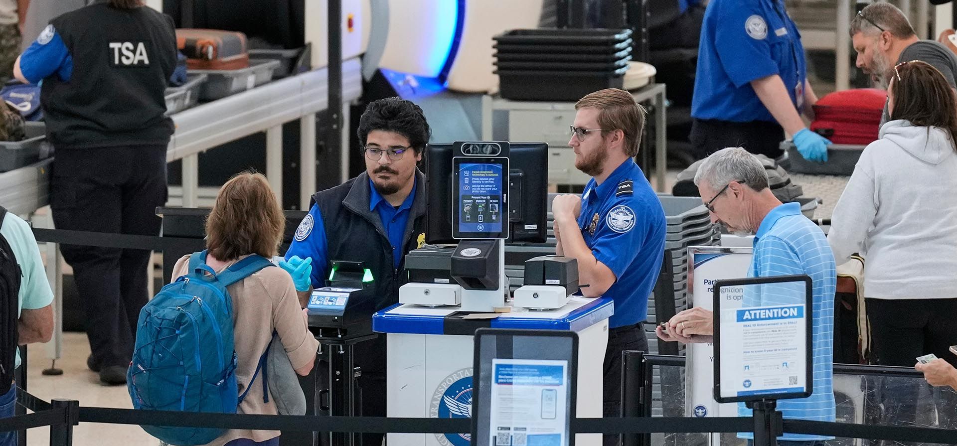 Trabajadores de la Administración de Seguridad en el Transporte (TSA) asisten a viajeros en un control de seguridad en el Aeropuerto Internacional de Nashville, el jueves 2 de octubre de 2025, en Nashville, Tennessee. (Foto AP/George Walker IV) Trabajadores de la Administración de Seguridad en el Transporte (TSA) asisten a viajeros en un control de seguridad en el Aeropuerto Internacional de Nashville, el jueves 2 de octubre de 2025, en Nashville, Tennessee. (Foto AP/George Walker IV)