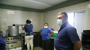 El jefe comunal junto a las trabajadoras gastronómicas.