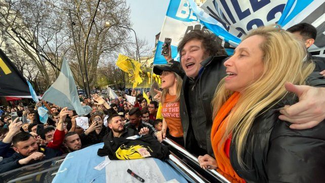 El documento firmado por 170 economistas cuestiona el plan de dolarización que propone el candidato a presidente por La Libertad Avanza Javier Milei.