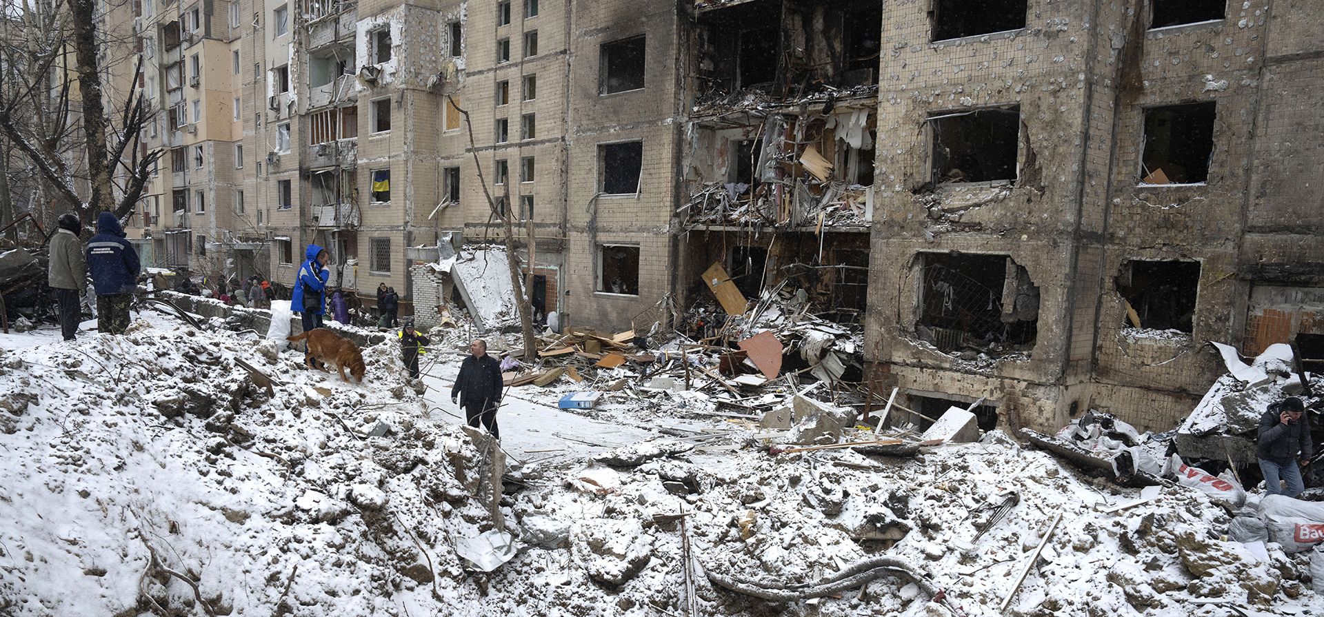 El cráter de una explosión se ve junto a un edificio de apartamentos destruido después del ataque ruso del martes en Kiev, Ucrania, el miércoles 3 de enero de 2024. (Foto AP/Efrem Lukatsky) El cráter de una explosión se ve junto a un edificio de apartamentos destruido después del ataque ruso del martes en Kiev, Ucrania, el miércoles 3 de enero de 2024. (Foto AP/Efrem Lukatsky)