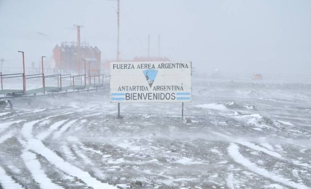 Planean que a partir de 2018 haya vuelos turísticos hacia la Antártida Argentina