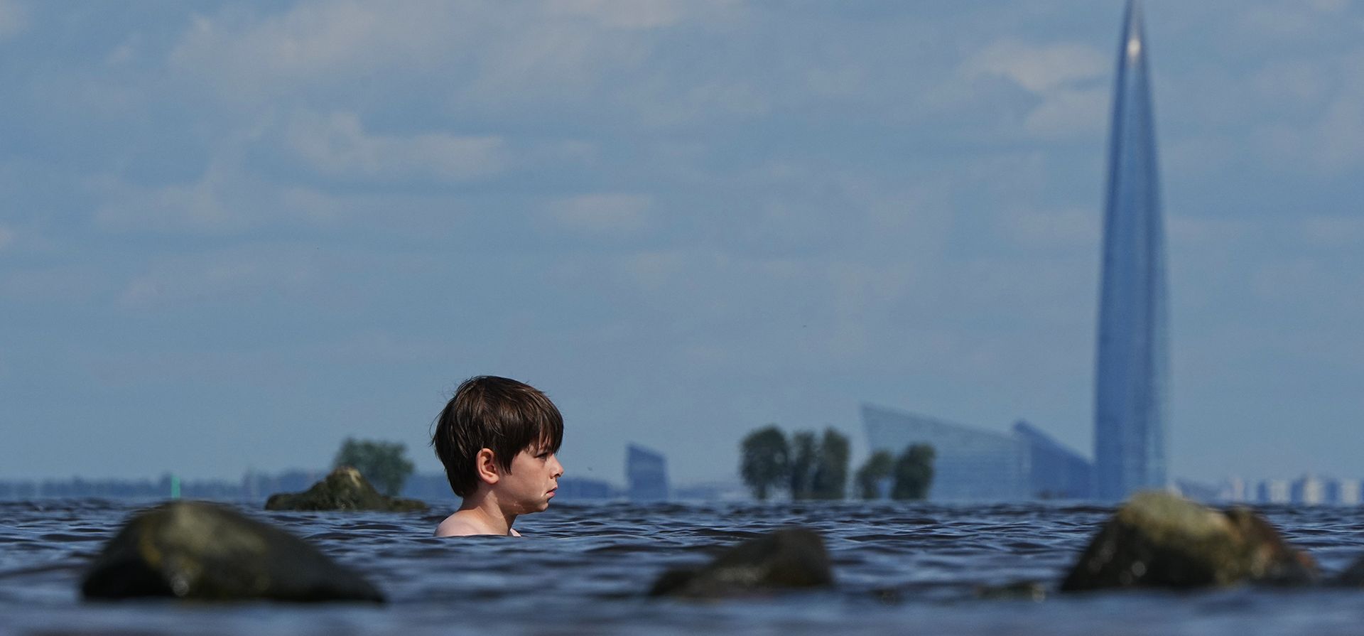 Un niño se baña en el Golfo de Finlandia en San Petersburgo, Rusia, el miércoles 5 de agosto de 2026, con el edificio de oficinas Lakhta Centre, sede del monopolio ruso del gas Gazprom, al fondo. (Foto AP/Dmitri Lovetsky) Un niño se baña en el Golfo de Finlandia en San Petersburgo, Rusia, el miércoles 5 de agosto de 2026, con el edificio de oficinas Lakhta Centre, sede del monopolio ruso del gas Gazprom, al fondo. (Foto AP/Dmitri Lovetsky)