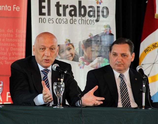 El gobernador Bonfatti durante su alocución junto con el ministro de Trabajo