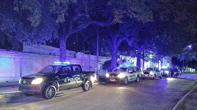 Operativos policiales en la ciudad de Santa Fe para controlar las restricciones de circulación