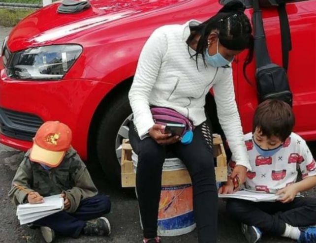 Usa Internet de la calle para las clases de sus hijos y conmueve a todos