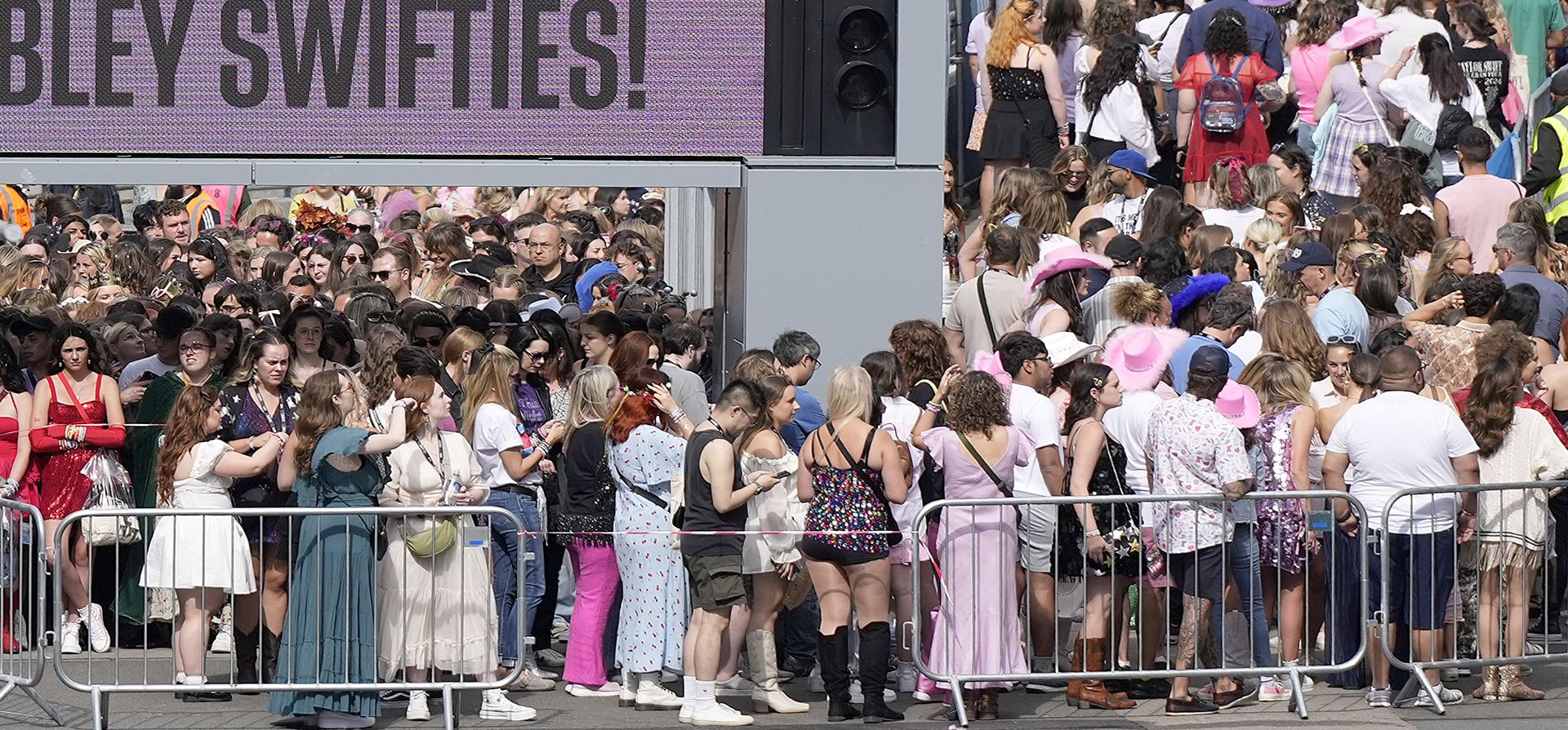 Fanáticos de la cantante Taylor Swift, llamados Swifties, pasan por las puertas de seguridad a su llegada al estadio de Wembley en Londres, el jueves 15 de agosto de 2024 para el primero de los cinco conciertos del Eras Tour de Taylor Swift. (Foto AP/Alastair Grant) Fanáticos de la cantante Taylor Swift, llamados Swifties, pasan por las puertas de seguridad a su llegada al estadio de Wembley en Londres, el jueves 15 de agosto de 2024 para el primero de los cinco conciertos del Eras Tour de Taylor Swift. (Foto AP/Alastair Grant)