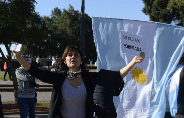 Una de las manifestantes frente al Monumento.