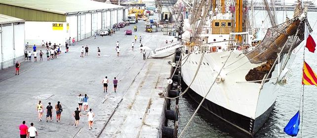 El buque escuela Libertad está anclado en le puerto de Tema desde el 2 de octubre último.