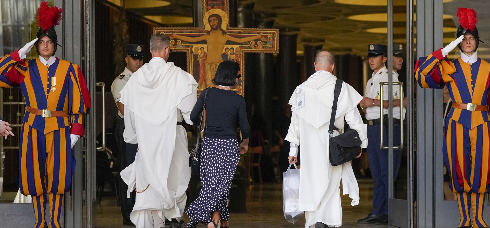 Los obispos caminan junto a la Cruz de San Damián, la gran cruz románica ante la cual oraba San Francisco de Asís cuando se dice que recibió el encargo del Señor de reconstruir la Iglesia, cuando llegan a la sesión inaugural de la 16ª Asamblea General del Sínodo de Obispos en el Vaticano, miércoles 4 de octubre de 2023. (Foto AP/Gregorio Borgia) Los obispos caminan junto a la Cruz de San Damián, la gran cruz románica ante la cual oraba San Francisco de Asís cuando se dice que recibió el encargo del Señor de reconstruir la Iglesia, cuando llegan a la sesión inaugural de la 16ª Asamblea General del Sínodo de Obispos en el Vaticano, miércoles 4 de octubre de 2023. (Foto AP/Gregorio Borgia)