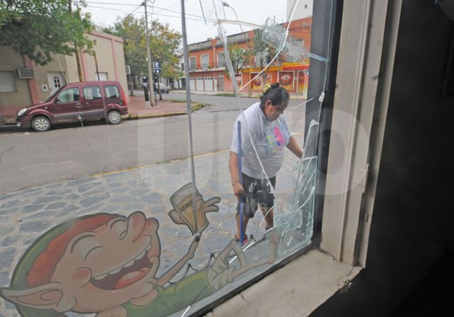 Vandalismo. Rompieron la vidriera de un bar en barrio Candioti. Foto: Manuel Testi / UNO Santa Fe
