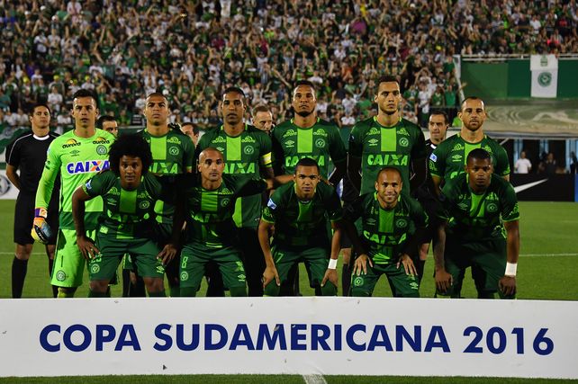 La última foto. El plantel de Chapecoense posa antes de jugar la revancha ante San Lorenzo en Chapecó