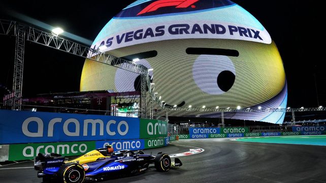 Fran Colapinto pasapor el enorme globo publicitario de Las Vegas