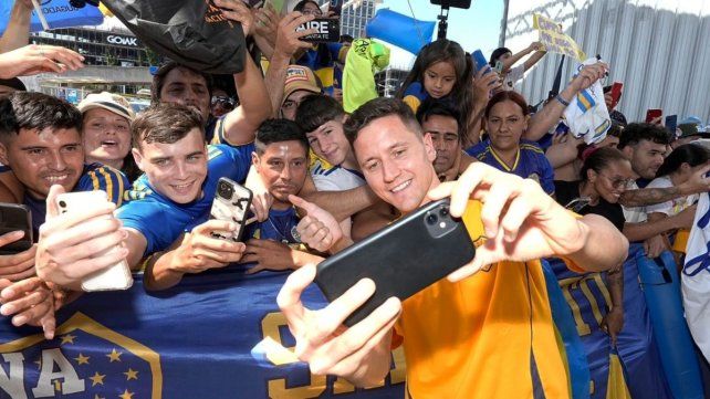 El español Ander Herrera se fotografía junto con los fanáticos de Boca que esperaron al equipo en Santa Fe.