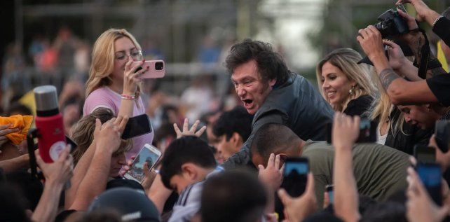 Milei saluda a sus simpatizantes durante un acto de campaña en el Monumento Nacional a la Bandera