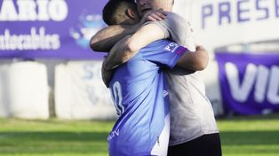 El Indio Fagiani, entrenador de Argentino, espera dar un nuevo abrazo victorioso. No será sencilla la visita a Central Ballester.