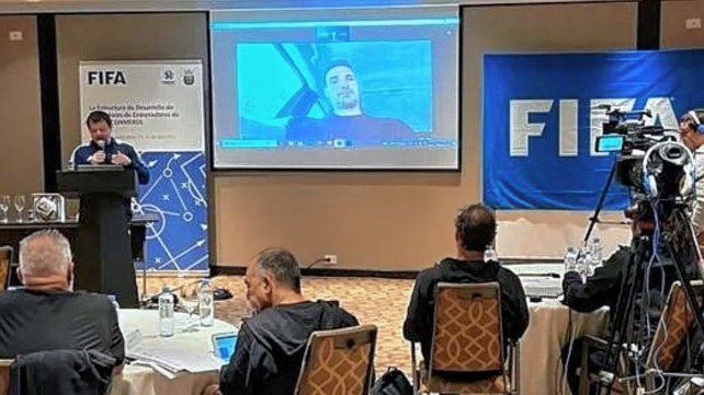 Scaloni participó en un curso de formación de entrenadores en la Argentina