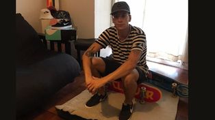 El profe en su hogar desde donde transmite las clases de skate online.&nbsp;