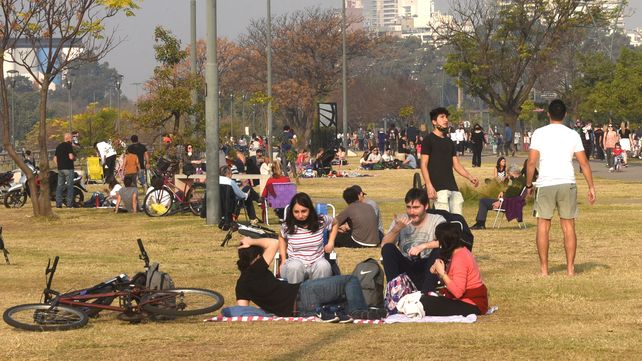 En falta. En los últimos días se vio mucha gente en los parques sin tapaboca ni distancia social y compartiendo el mate.&nbsp;