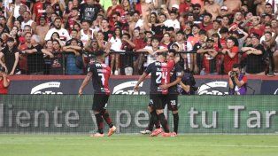 Gonzalo Maroni celebra el gol de Newells con Mateo Silvetti.