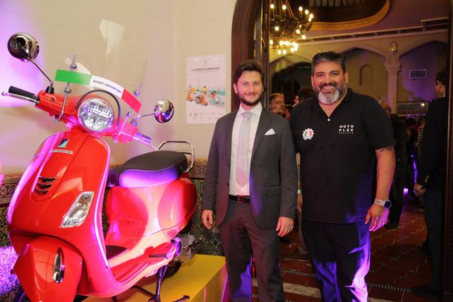 El cónsul general de Italia en Rosario, Marco Bocchi y el presidente de Vespa Club Rosario, Gabriel Bricco.