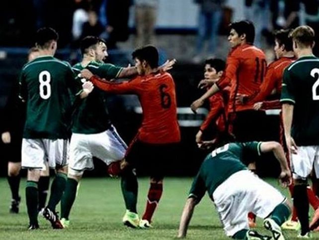Hubo golpes de todo tipo en una gresca entre juveniles de México e Irlanda del Norte