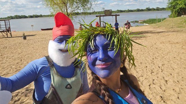 Una remada de disfraces en el Río Paraná