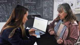 El municipio lleva trámites a los barrios para quienes tienen dificultades digitales