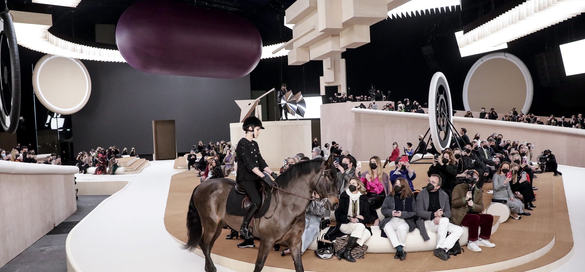 Una modelo monta un caballo mientras luce una creación para la colección de alta costura Primavera-Verano 2022 de Chanel, en París, el martes 25 de enero de 2022.