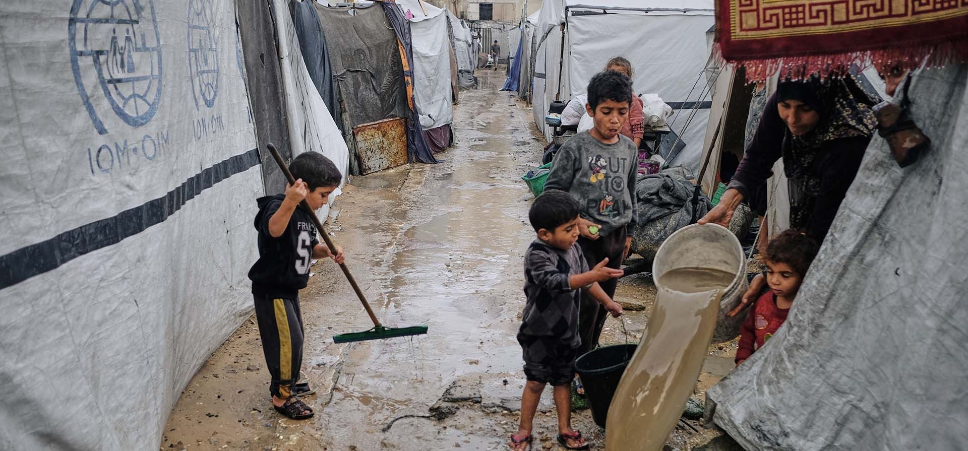 Palestinos desplazados limpian el agua de su tienda inundada en un campamento temporal tras las fuertes lluvias en la ciudad de Gaza el martes 25 de noviembre de 2025. (Foto AP/Jehad Alshrafi) Palestinos desplazados limpian el agua de su tienda inundada en un campamento temporal tras las fuertes lluvias en la ciudad de Gaza el martes 25 de noviembre de 2025. (Foto AP/Jehad Alshrafi)