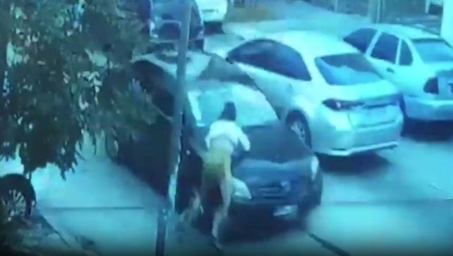 Video: quedó detenido un hombre que embistió a dos mujeres en Quilmes