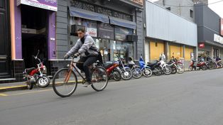 El ciclista tiene que ir por el medio de la calle con el nuevo estacionamiento.&nbsp;