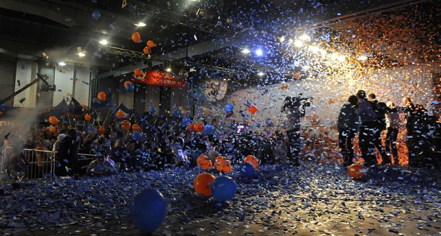 tiren papelitos. La militancia del Frente Progresista Cívico y Social colmó de globos y papeles el auditorio del Patio de la Madera